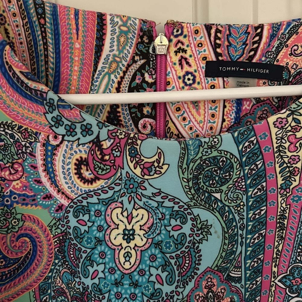 NWT Tommy Hilfiger sleeveless shift dress multicolored paisley size 12.